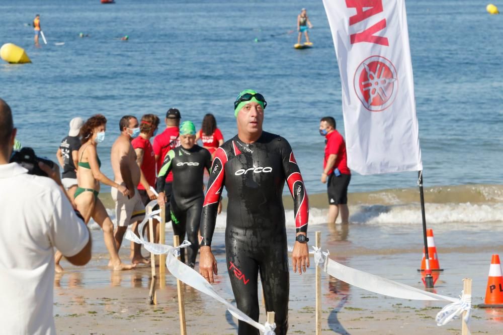 400 nadadores desafían a las aguas de Praia América. // Alba Villar