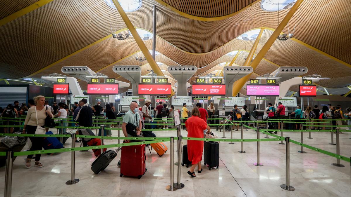 Pasajeros en la T4 del Aeropuerto Adolfo Suárez Madrid-Barajas.