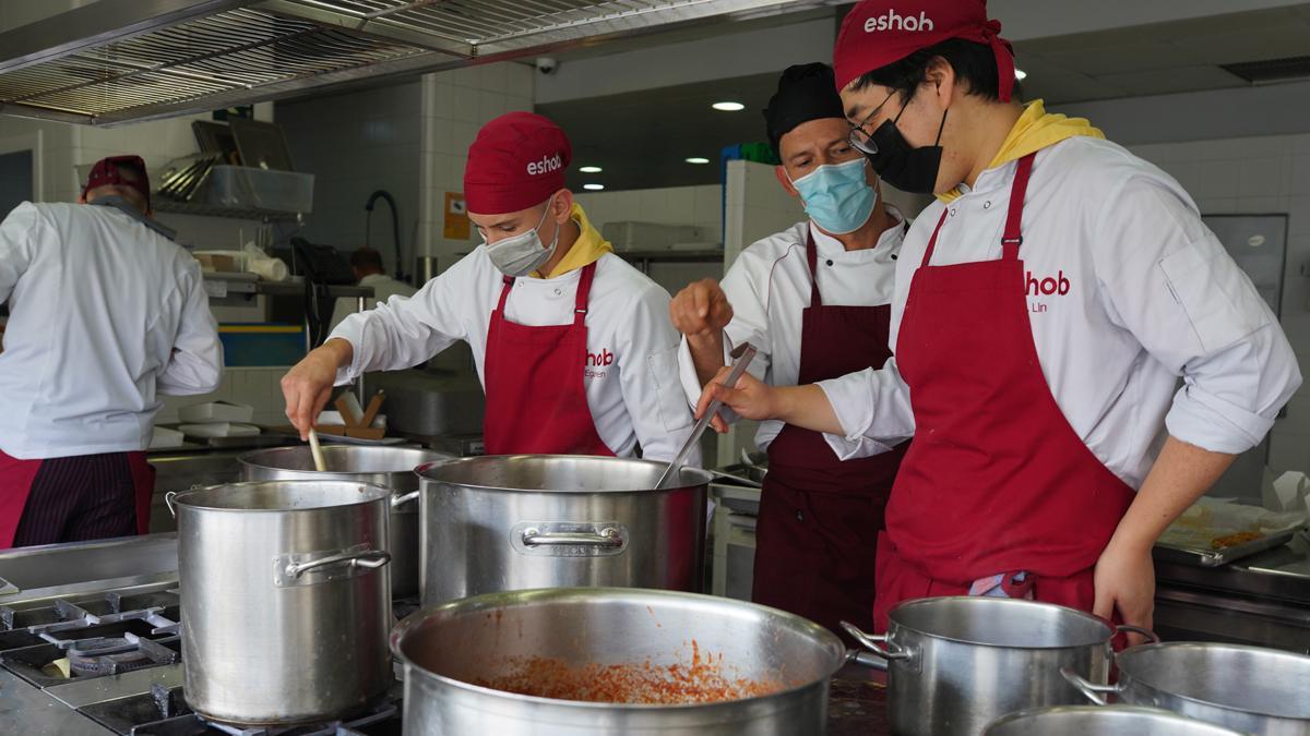 Clases prácticas de cocina en la escuela ESHOB de Barcelona.