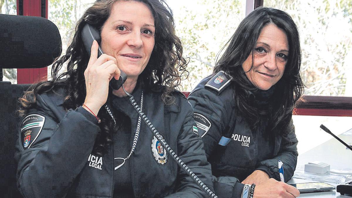 Gema Ramos (izquierda) y Fátima Álvarez, en la sala del 092 de la Policía Local de Cáceres, ayer.