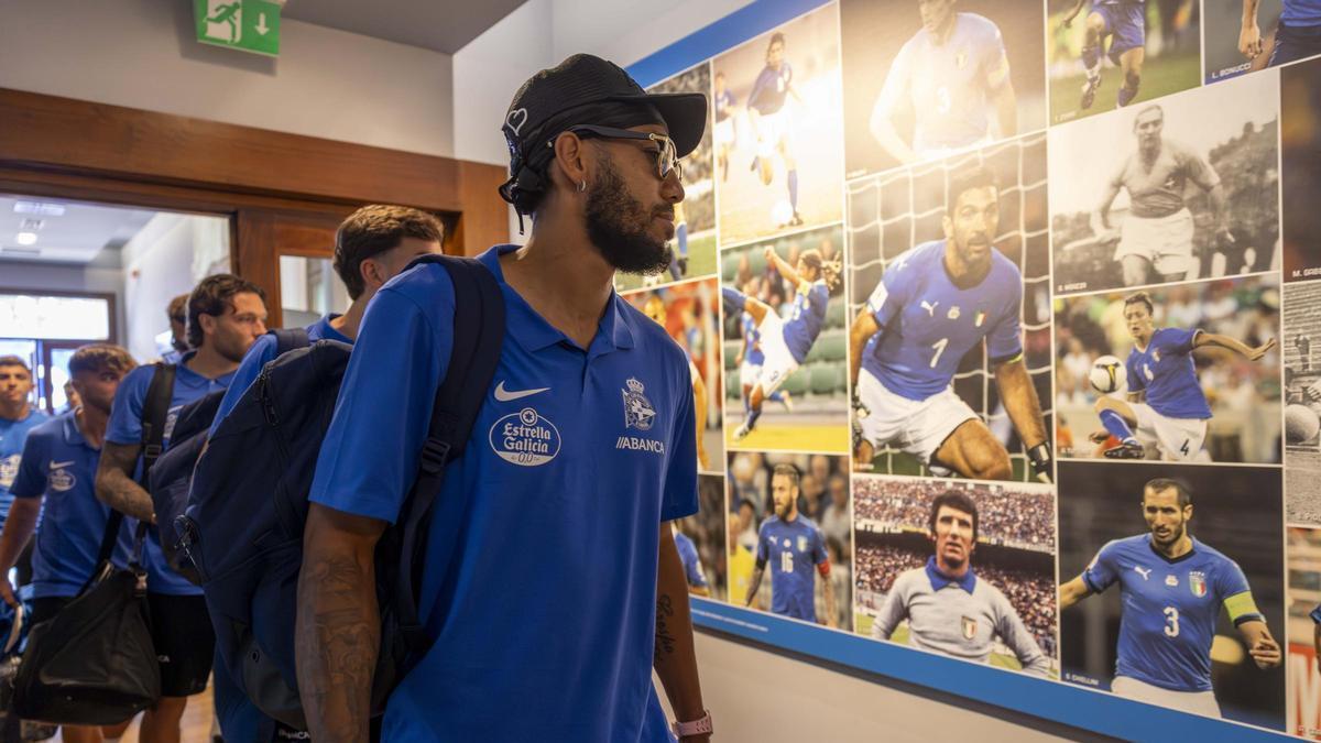 Aubameyang, con la expedición del Deportivo en las instalaciones de la Federación Italiana de Fútbol en Convenciano.