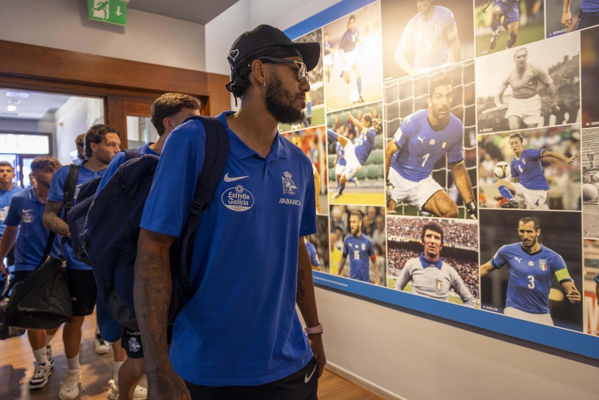 Aubameyang, con la expedición del Deportivo en las instalaciones de la Federación Italiana de Fútbol en Convenciano.