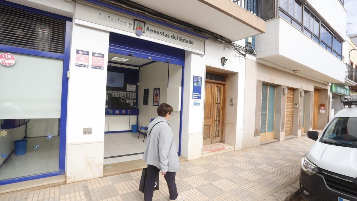 Una mujer, frente a la administración de Guadassuar.