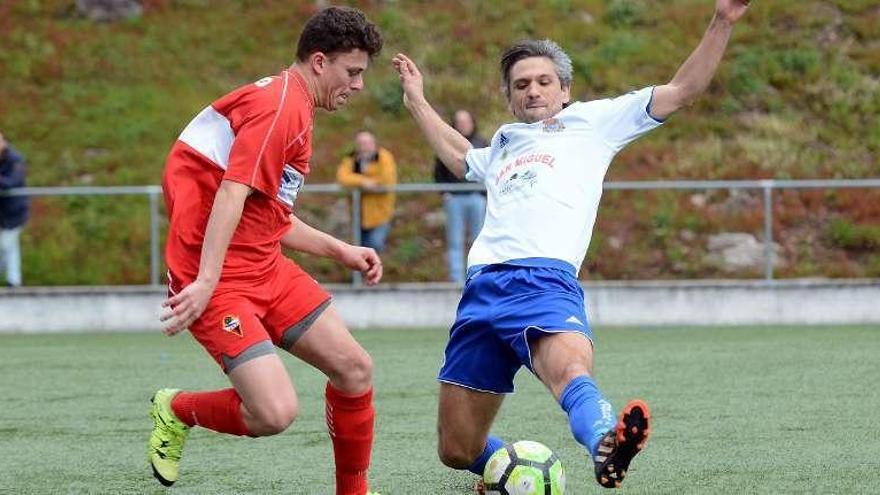 Un lance del partido de ayer entre Marcón y Gran Peña. // Rafa Vázquez