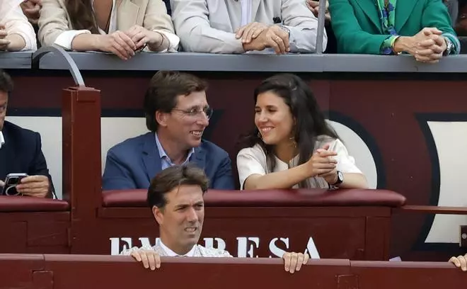 Almeida y Teresa Urquijo publican la primera foto de su luna de miel