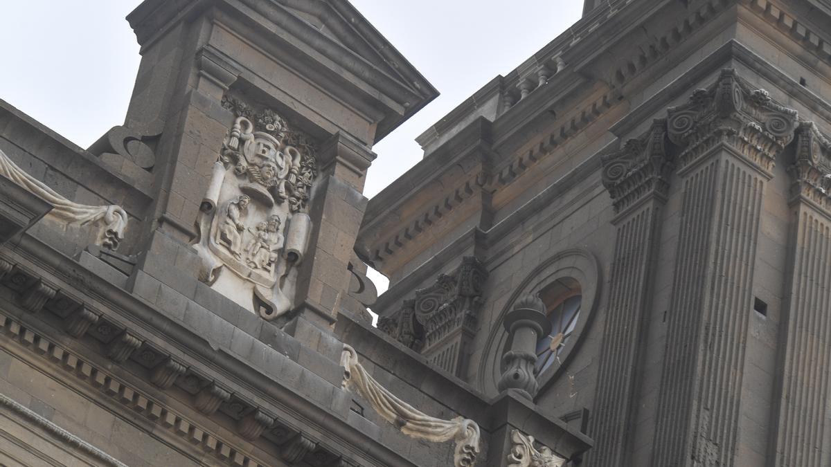 Detalle de la fachada de la Catedral de Las Palmas de Gran Canaria, en la plaza de Santa Ana.