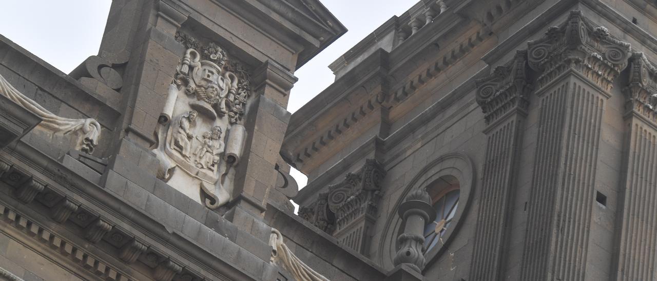 Detalle de la fachada de la Catedral de Las Palmas de Gran Canaria, en la plaza de Santa Ana.