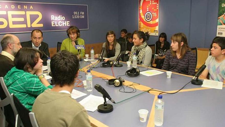 Un momento del programa de radio en el que el alcalde atendió a las preguntas de alumnos del IES Sixto Marco