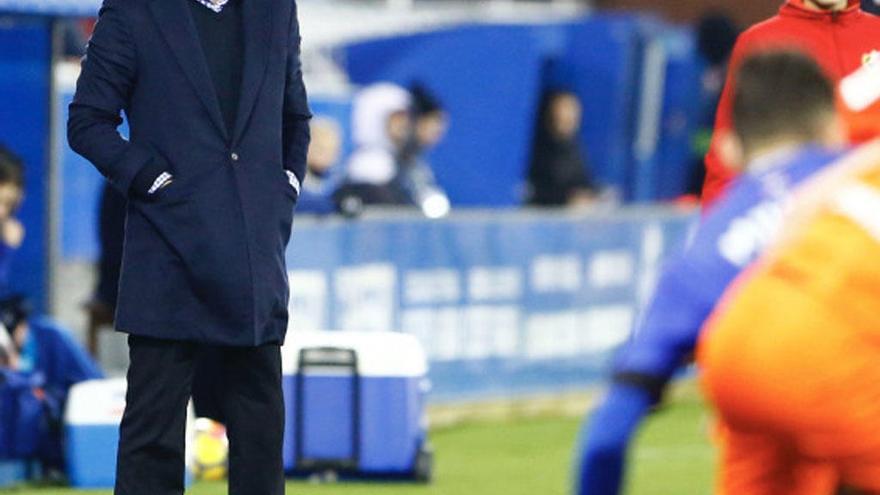 Míchel González, entrenador del Málaga CF, sigue atentamente un lance del partido del jueves en Mendizorroza contra el Alavés.