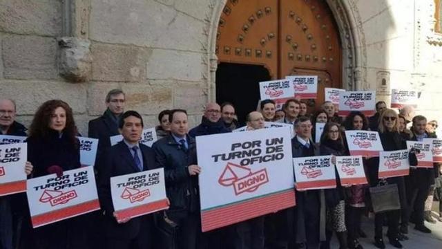Abogados turno de oficio se manifiestan a las puertas de la Audiencia de Zamora.