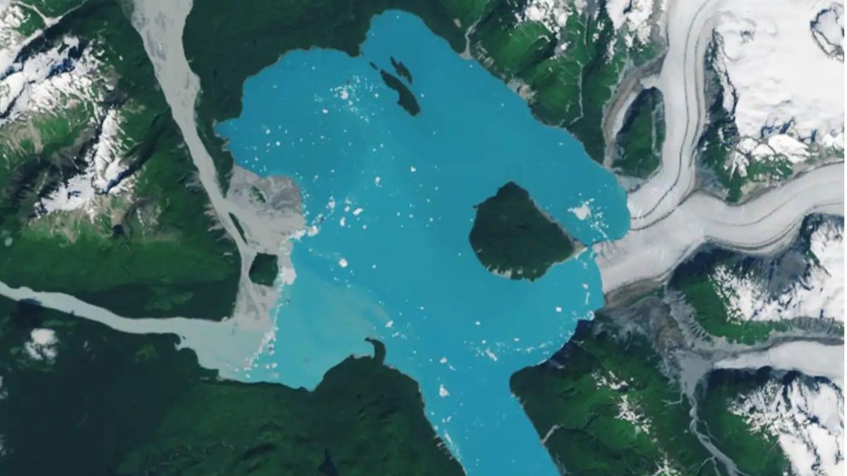 En el centro, isla aparecida junto al glaciar Alsek, en Alaska