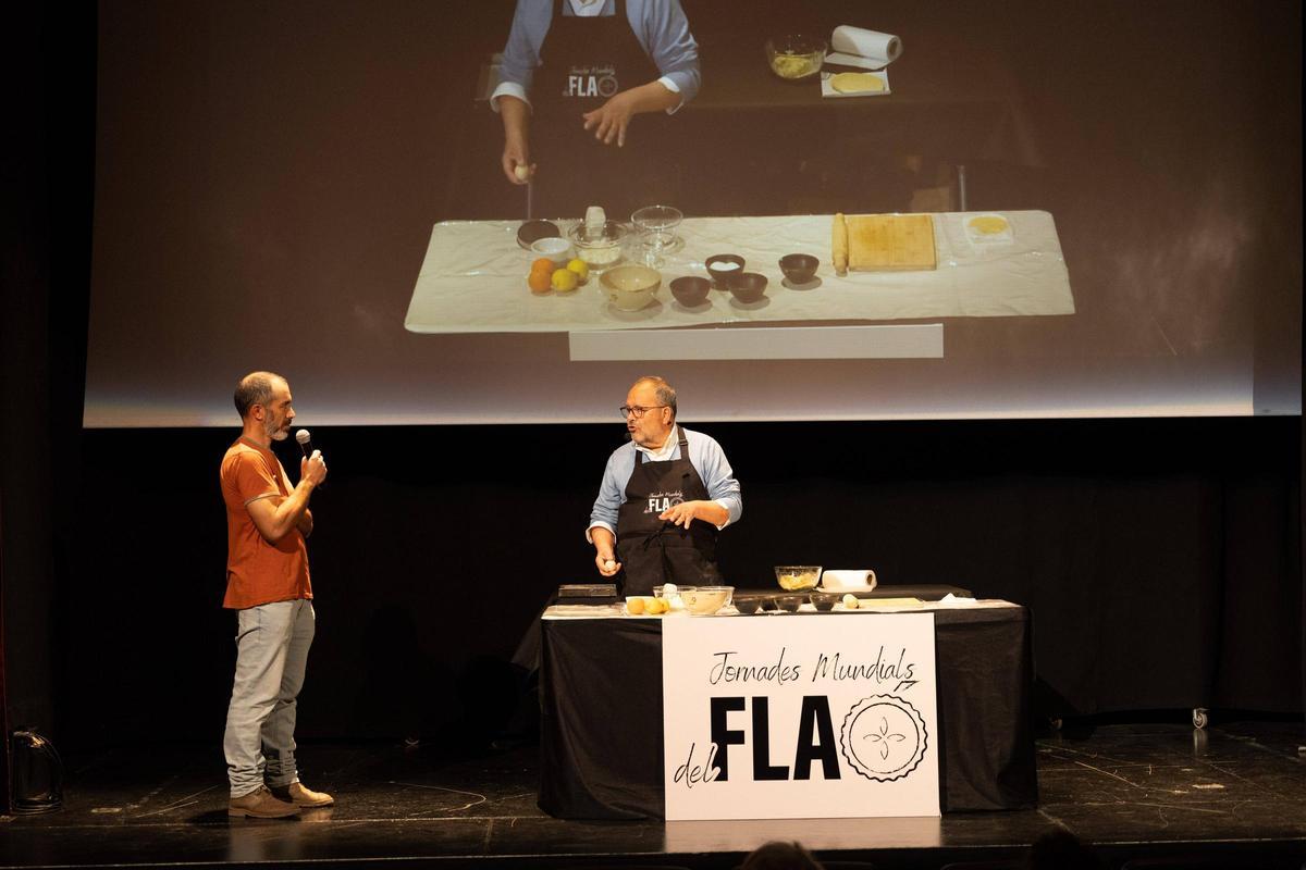 Giovanni Fancello, en el centro del escenario, prepara unas casadinas de Cerdeña mientras Vicent Marí, 'Palermet', le traduce.
