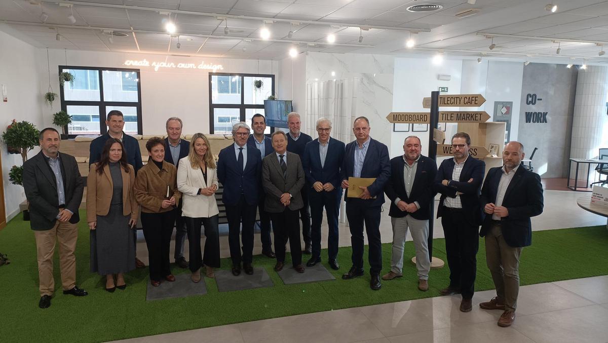 Dirigentes de Ascer y cargos del PP, antes de la reunión mantenida en la sede de la patronal.