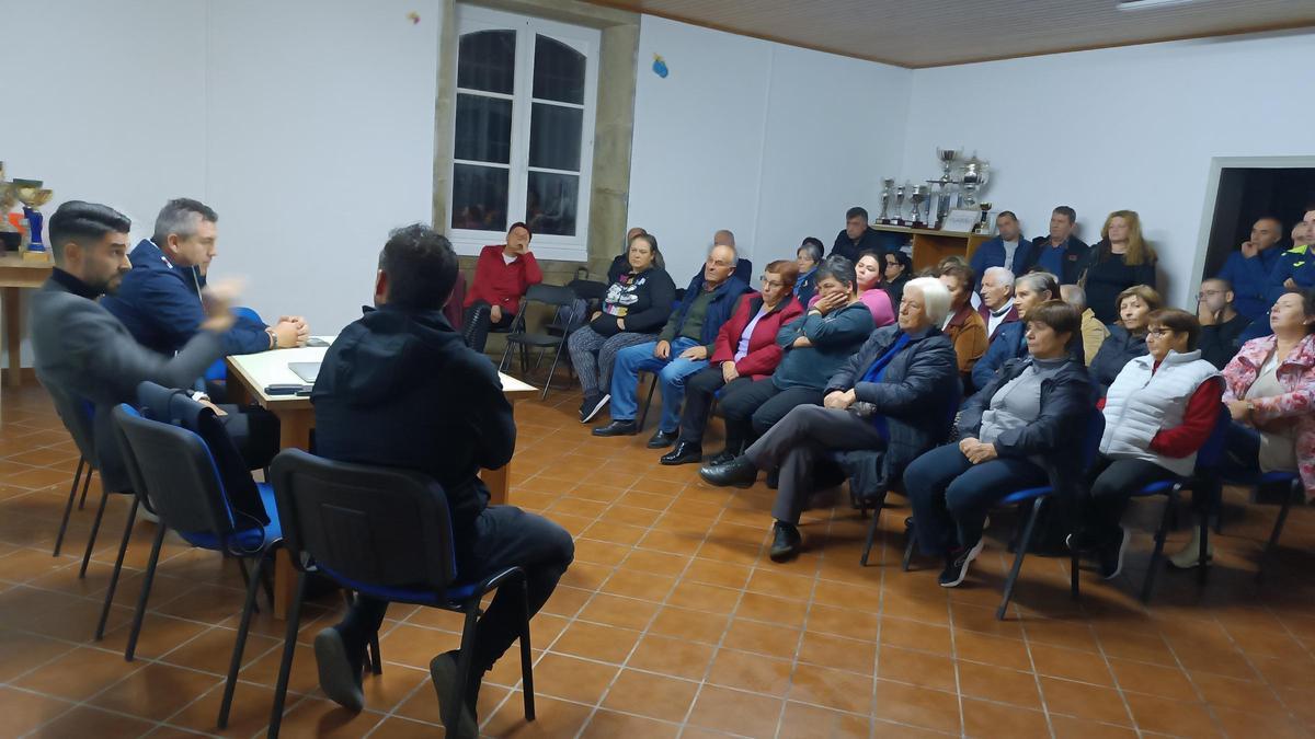 Regidor y técnicos, izquierda, este miércoles con los vecinos de Cornanda