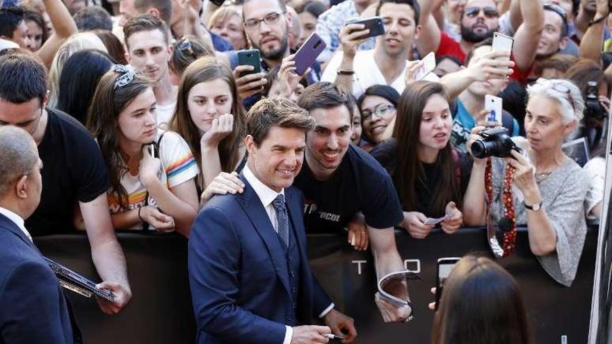 Tom Cruise, rodeado de fans, ayer, en Madrid.