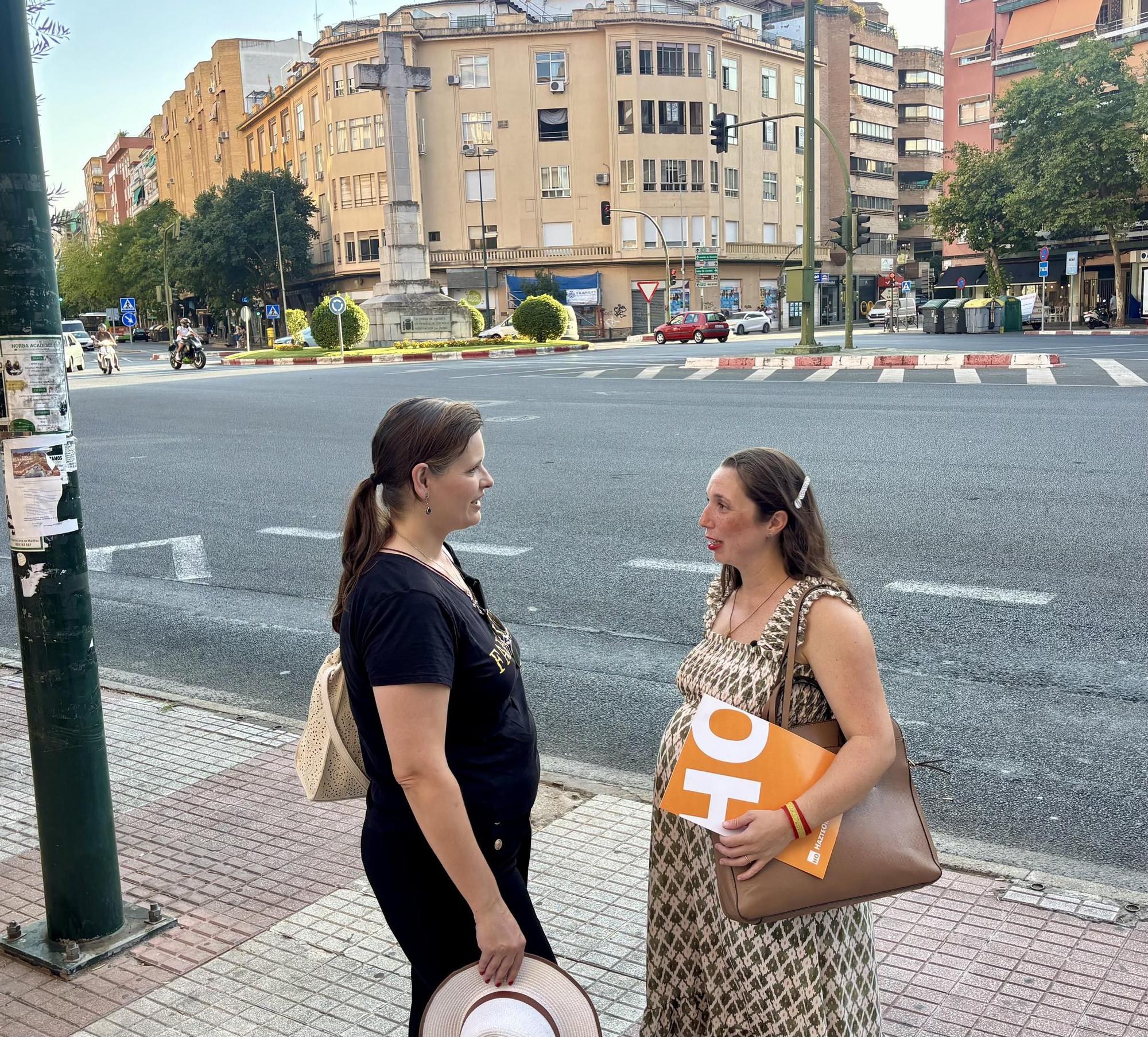 La portavoz de Hazte Oír y la de la Plataforma Salvemos la Cruz conversan frente al monumento, el pasado martes en Cáceres.