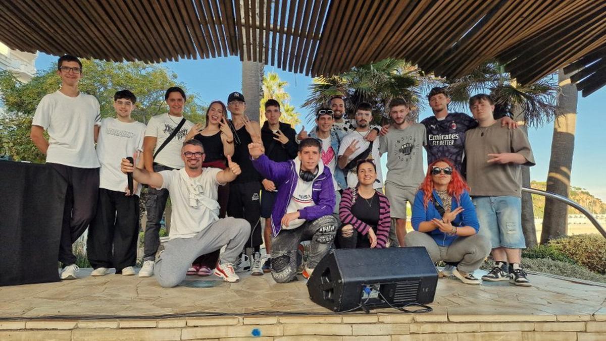Foto de famíulia dels participants en la Batalla de Cançons de Blanes