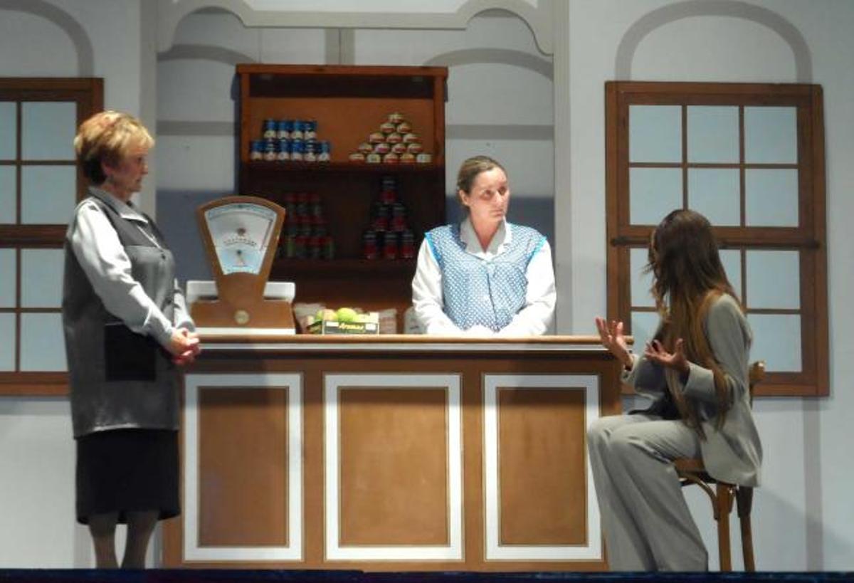 Una escena de la obra representada por el grupo «Santa Bárbara» el sábado por la noche en el teatro Prendes.