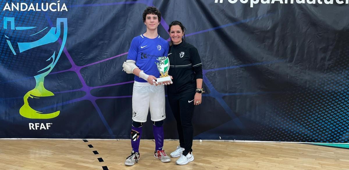 Álvaro Aguayo (Córdoba Futsal), con el trofeo al mejor jugador del campeonato.