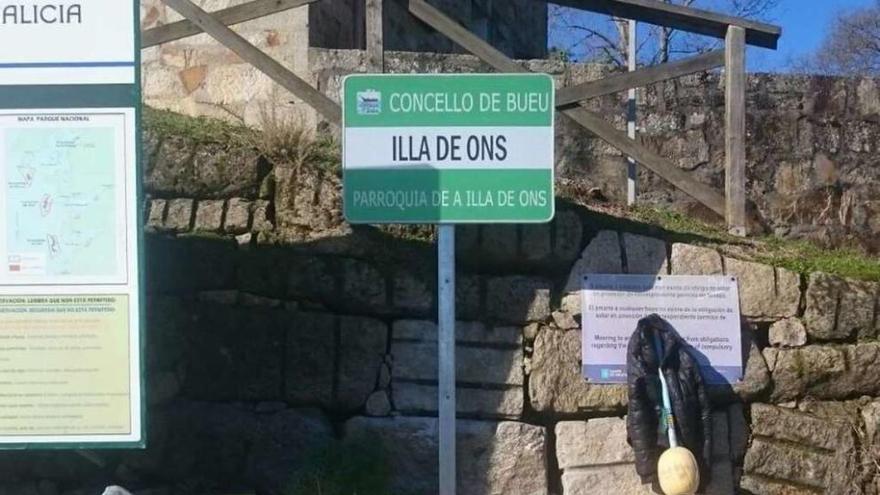 El cartel colocado ayer al final del muelle en la isla de Ons.