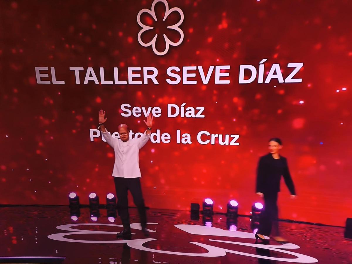 Seve Díaz, recogiendo su galardón.