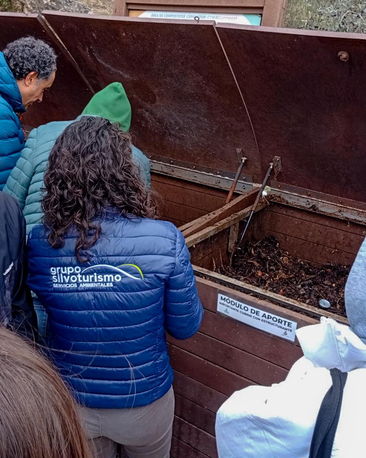 A través del compostaje doméstico y comunitario logramos transformar la materia orgánica en compost, un fertilizante de gran calidad que nutre la tierra.