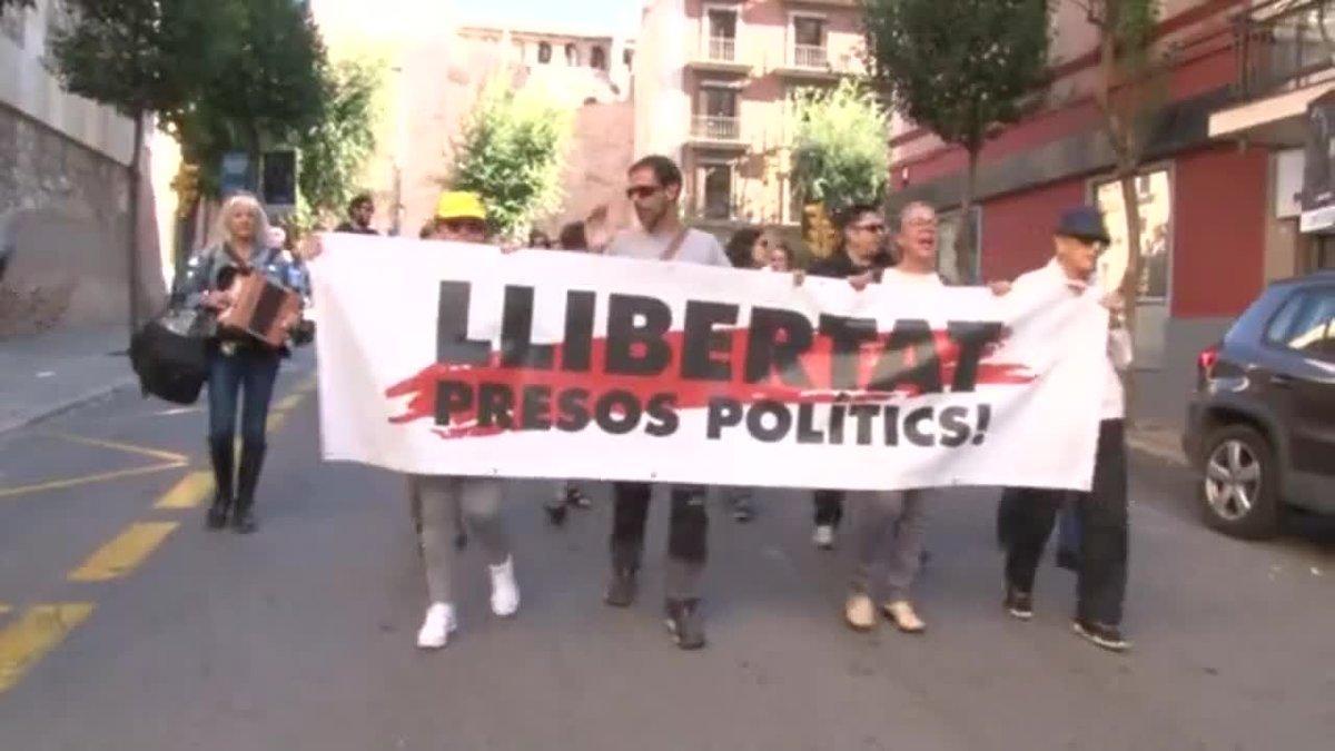 manifestacion por el centro de tarragona y cortes en la placa imperial tarraco