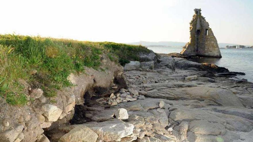 La torre de San Sadurniño, y en primer término restos arqueológicos descubiertos por un temporal. // IA.