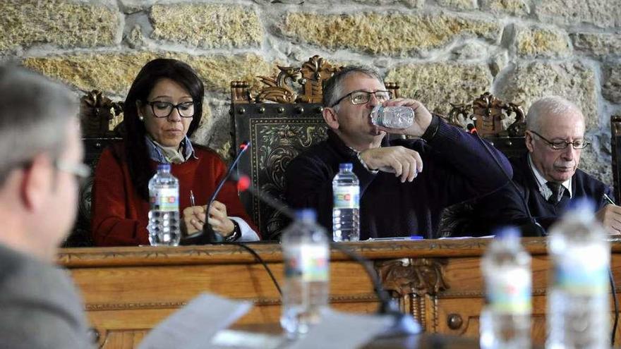 Manuel Cuiña bebe agua durante una intervención de Ignacio Maril en el pleno de ayer. // Bernabé/Javier Lalín