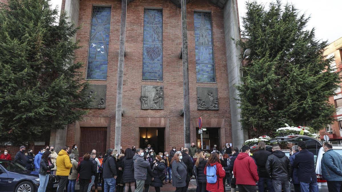 La llegada de los féretros a la parroquia de Nuestra Señora del Carmen.