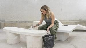 Helena Hinrichs trabajando en uno de los muebles de Rudi 1944.