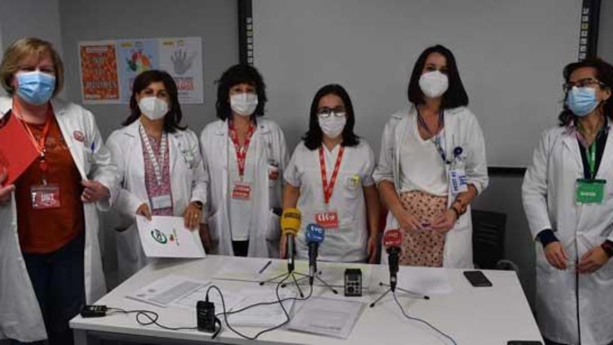 Representantes de la Comisión de Centro, ayer, en el hospital.