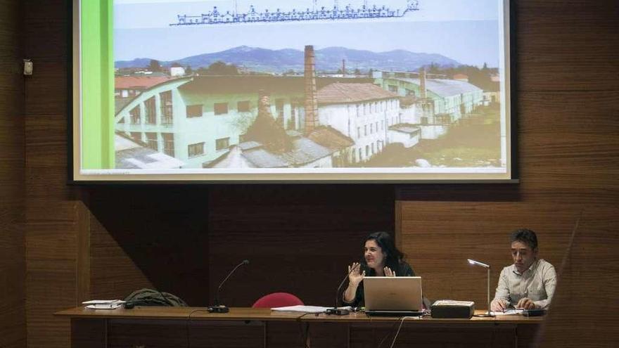 María Fernánda Fernández, junto a Ángel Antonio Argüelles, durante su conferencia de ayer.