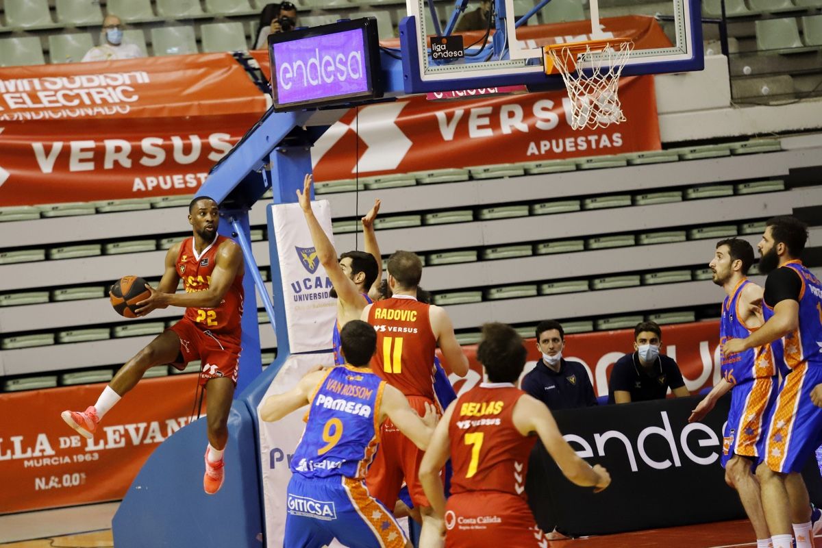 El UCAM Murcia se frena ante el Valencia Basket (66-80)