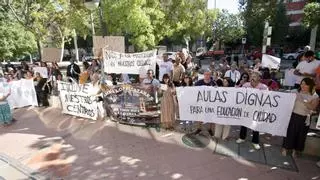 Rutas escolares sin cubrir y barracones: la enseñanza cierra la semana en Murcia entre protestas