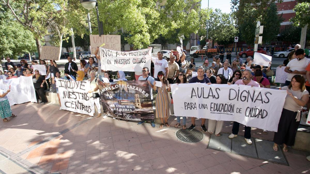 Protesta de padres, alumnos y profesores de Los Alcázares en la Consejería de Educación, este viernes.