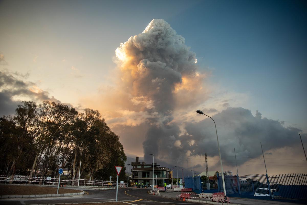 Erupción volcánica en La Palma | La lava se acerca lentamente al mar.