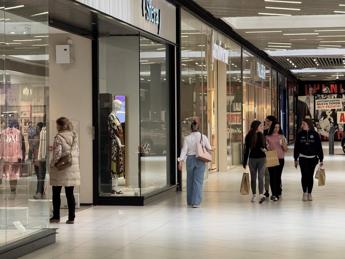 Ambiente en el centro comercial La Sierra este viernes.