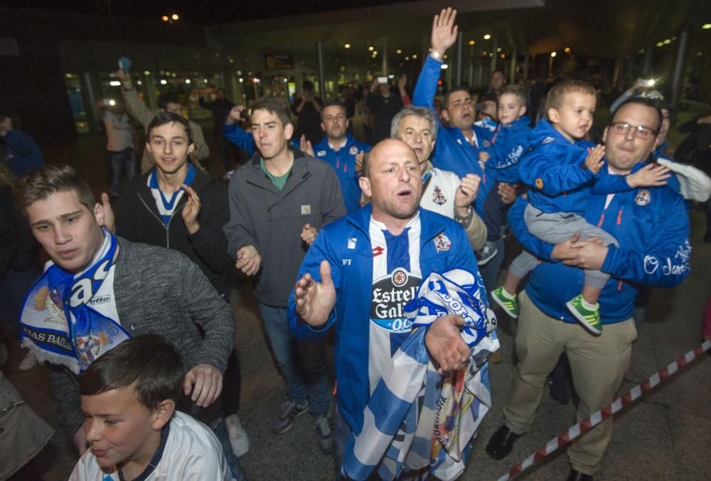 Aficionados reciben en Alvedro al Dépor tras sella