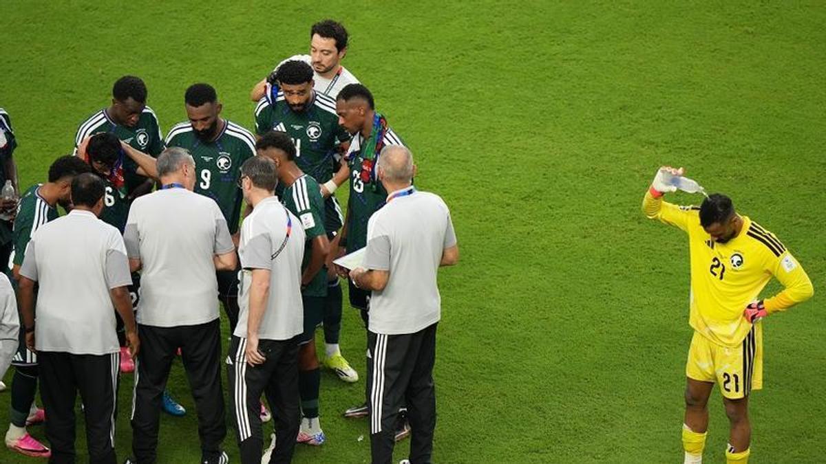 Bielsa da instrucciones durante la pausa de hidratación.