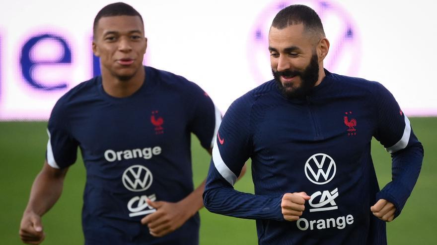 Kylian Mbappé y Karim Benzema con la selección francesa.