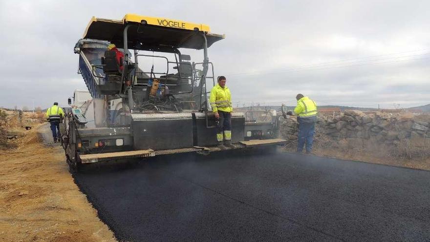 Operarios trabajan en la mañana de ayer en el asfaltado del camino entre Fuente Encalada y San Pedro de la Viña.