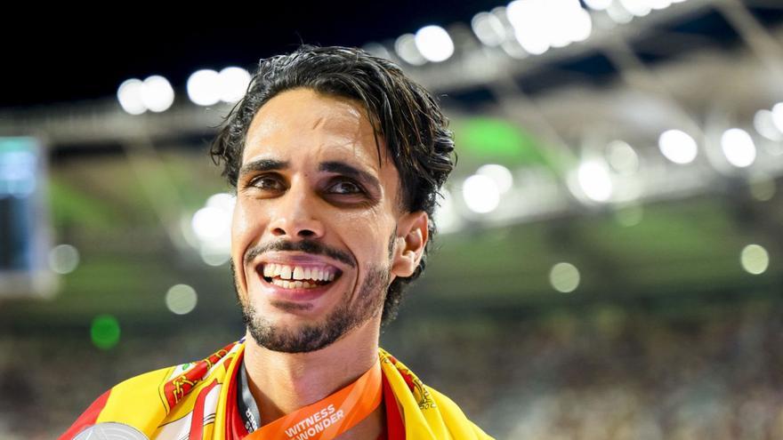 Mohamed Katir, con su medalla de plata en el Mundial del pasado año. | JEAN-CHRISTOPHE BOTT/EFE