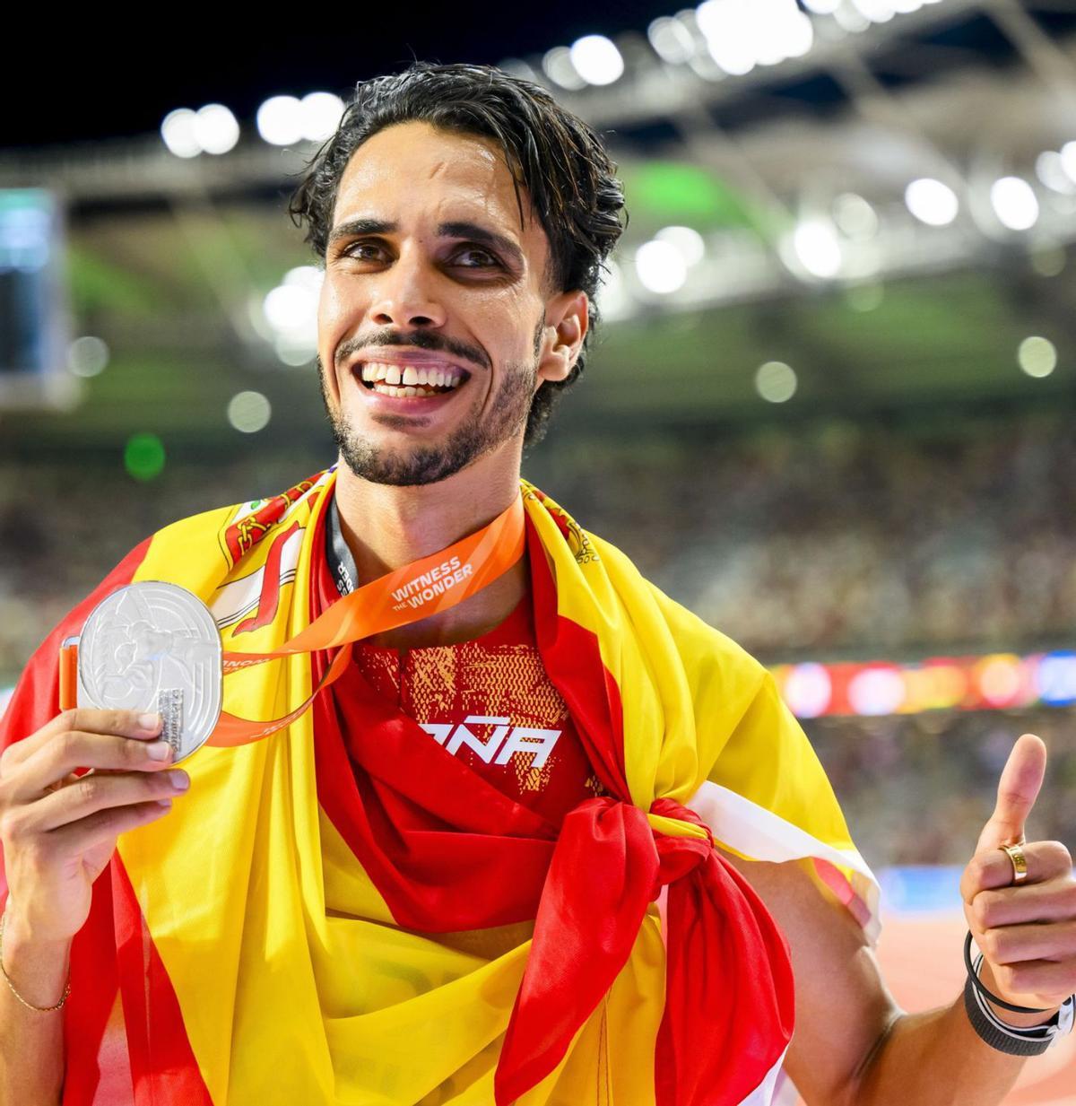 Mohamed Katir, con su medalla de plata en el Mundial del pasado año. | JEAN-CHRISTOPHE BOTT/EFE