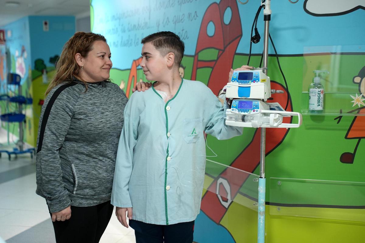 Azucena, junto a su hijo David.