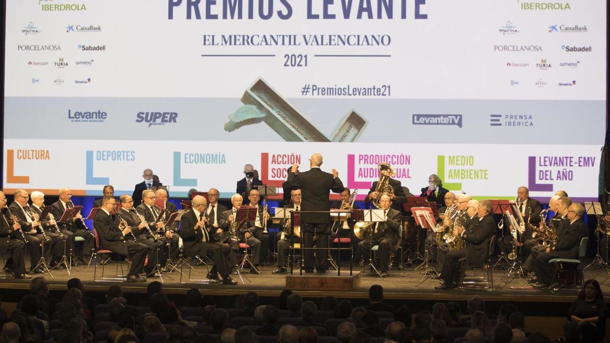 Un momento de la interpretación musical por parte de los integrantes de la Banda Sénior de Llíria, que abrió y cerró la gala de Premios Levante 2021. |