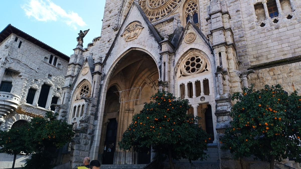 Una imagen de la fachada principal de la parroquia de Sant Bartomeu de Sóller.