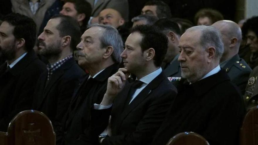 el banco de autoridades. De izquierda a derecha, Ángel García, Wenceslao López, Guillermo Martínez y Gabino de Lorenzo, ayer, en un momento de funeral.