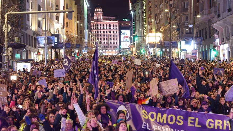 La prostitución ahonda la fisura del feminismo, que por tercera vez marcha sin unidad un 8M