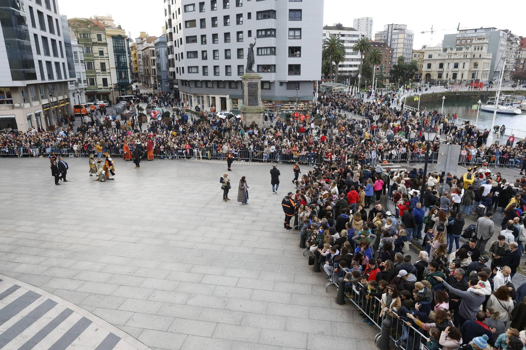 En imágenes: Los Reyes Magos desembarcan en Gijón